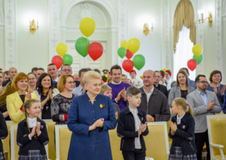 Vėliava iš Prezidentės rankų – išradingiausiai šventusiems Vasario 16-ąją