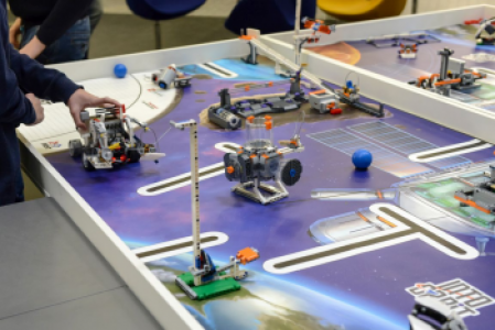 Panevėžys atsinaujina! Atidarytas didžiausias Lietuvoje robotikos varžybų centras