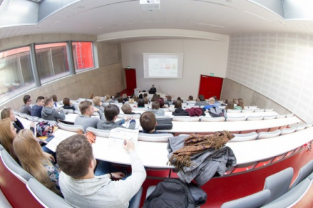 Nuo naujų mokslo metų didinamos studijoms skiriamos valstybės lėšos