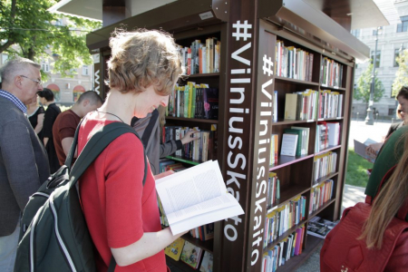 Į Lukiškių aikštę vasarai sugrįžta skaitykla „Vilnius skaito“