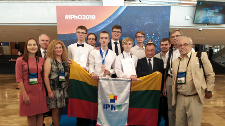 Jaunieji fizikai iš olimpiados Izraelyje grįžta su bronzos medaliais