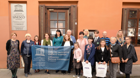 Lietuvos nacionalinėje UNESCO komisijos galerijoje – mokinių meninės kūrybos konkurso „Kelionė laiku – atgimusi Vilniaus istorija“ geriausi darbai
